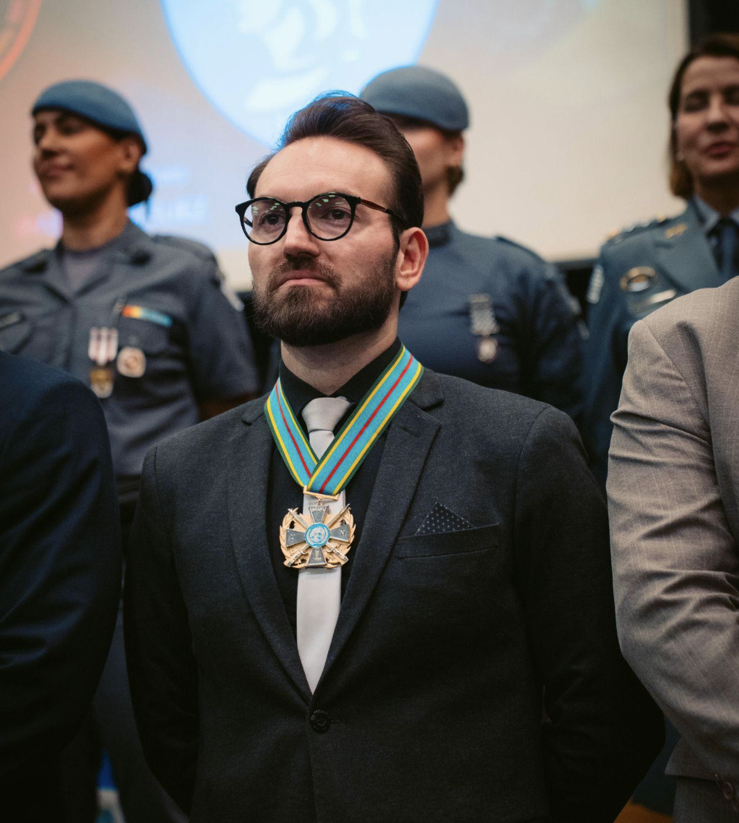 Lucas Caloni condecorado com o Colar Grau Oficial da Paz pela ABFIP